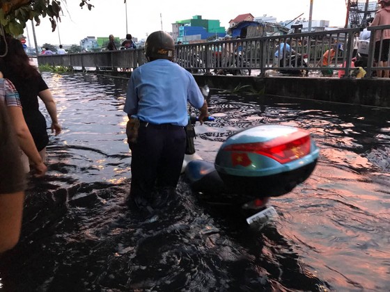 Phó Chủ tịch UBND TPHCM thăm hỏi, động viên người dân sau sự cố vỡ bờ bao ở quận 8 ảnh 12