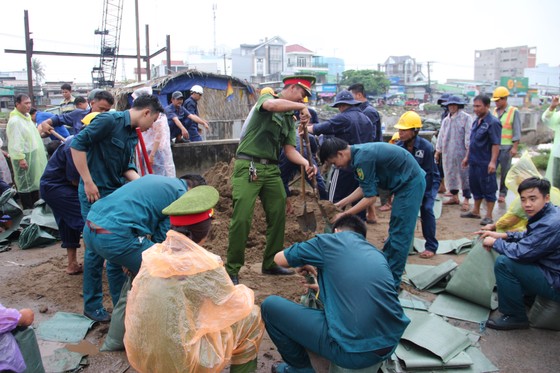 Phó Chủ tịch UBND TPHCM thăm hỏi, động viên người dân sau sự cố vỡ bờ bao ở quận 8 ảnh 9