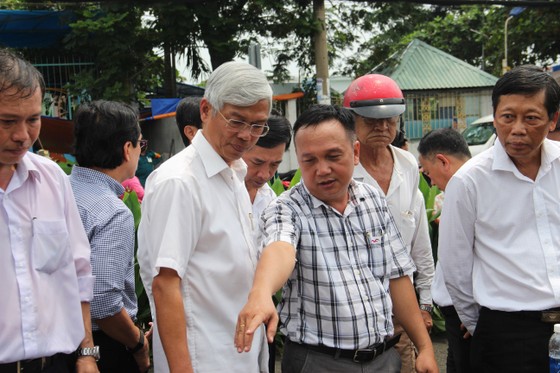 Phó Chủ tịch UBND TPHCM thăm hỏi, động viên người dân sau sự cố vỡ bờ bao ở quận 8 ảnh 3