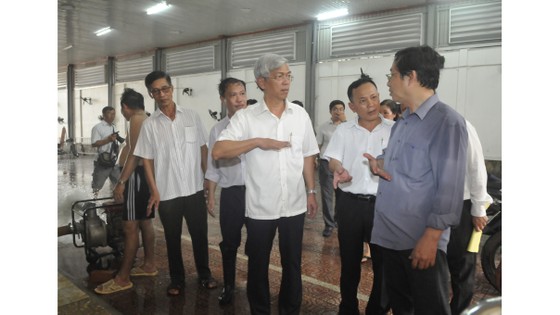 Phó Chủ tịch UBND TPHCM thăm hỏi, động viên người dân sau sự cố vỡ bờ bao ở quận 8 ảnh 4
