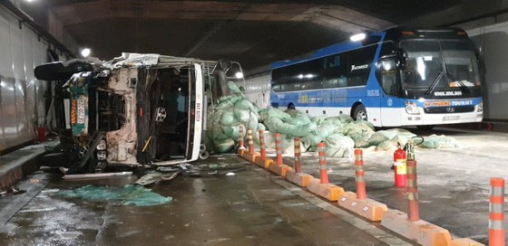 Xe tải va chạm với xe khách trong hầm Thủ Thiêm ảnh 1