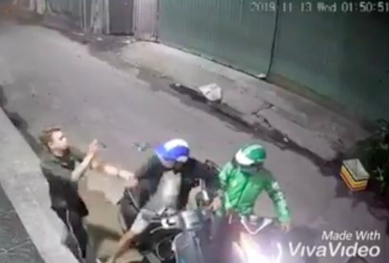 Hai thanh niên dùng dao, bình xịt hơi cay tấn công người dân để cướp tài sản táo tợn ảnh 2