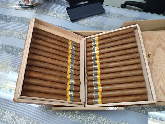 Tạm giữ lô hàng xì gà số lượng lớn qua sân bay quốc tế Tân Sơn Nhất ảnh 1