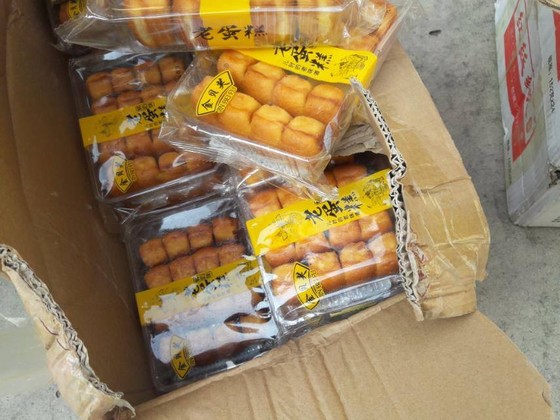 Phát hiện gần 1 tấn bánh bông lan nhập lậu trong xe tải ở TPHCM ảnh 4