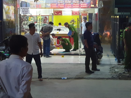 Công an TPHCM thông tin bắt 3 nghi can cướp tiệm vàng ở huyện Hóc Môn ảnh 1