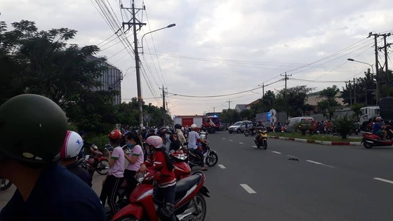 Cháy lớn ở công ty sản xuất bánh kẹo trong Khu công nghiệp Sóng Thần ảnh 1