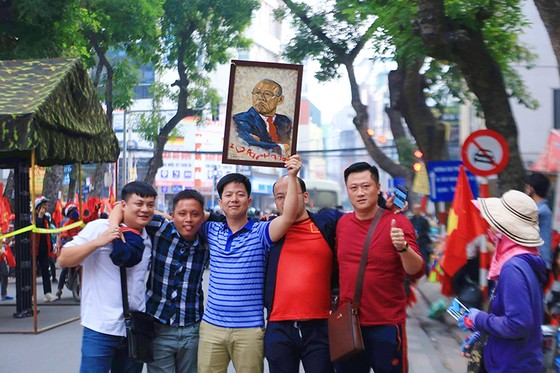 Cổ động viên “tiếp lửa” sớm cho thầy trò Park Hang-seo ở Hàng Đẫy ảnh 3