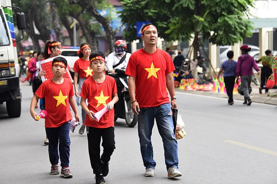 Cổ động viên “tiếp lửa” sớm cho thầy trò Park Hang-seo ở Hàng Đẫy ảnh 10