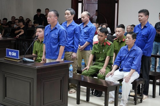 Trùm bảo kê chợ Long Biên cùng đàn em tiếp tục hầu tòa ảnh 1