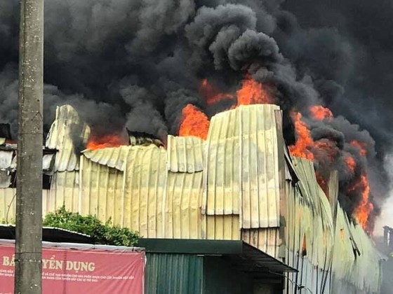 Cháy lớn tại nhà máy cạnh siêu thị Aeon Mall Long Biên ảnh 7