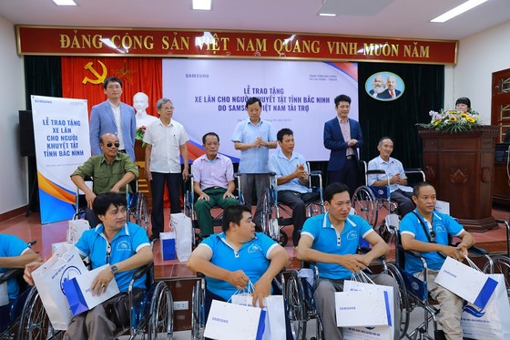 Tặng 220 xe lăn cho người khuyết tật ảnh 1