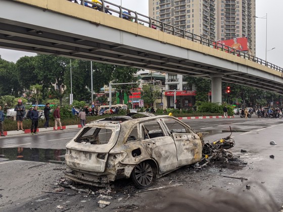 Va chạm với xe máy, xe ô tô bốc cháy dữ dội ảnh 5