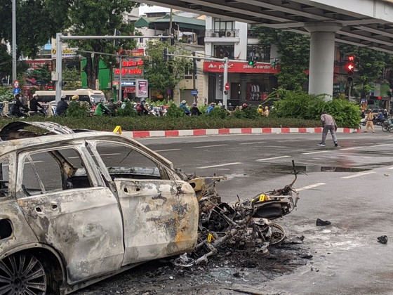 Va chạm với xe máy, xe ô tô bốc cháy dữ dội ảnh 8