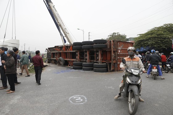 Container bị tông đứt đôi khi tài xế cố băng qua đường sắt ảnh 3