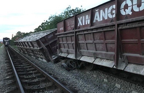 Xe bồn bị tàu hỏa tông mạnh khi băng qua đường sắt, một tài xế bị thương ảnh 2