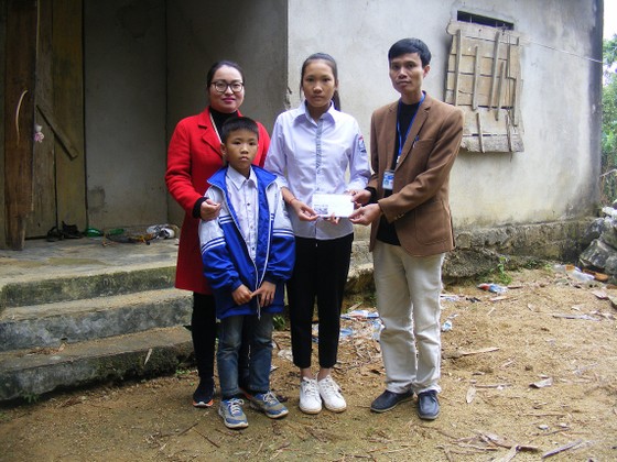 Báo Sài Gòn Giải Phóng trao quà cho 2 chị em nghèo học giỏi tại Nghệ An ảnh 1