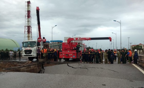 Đường bất ngờ bị sụt lún, 2 người chết, 3 người bị thương ảnh 1