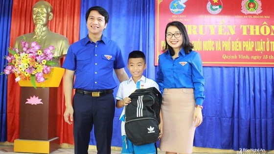 Tặng Huy hiệu 'Tuổi trẻ dũng cảm' cho học sinh lớp 5 cứu bé 5 tuổi khỏi chết đuối ảnh 1