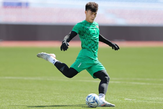 Thủ thành Bùi Tiến Dũng miệt mài luyện công chờ quyết đấu U22 Thái Lan ảnh 2