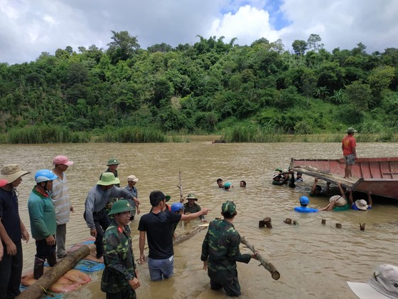 Vỡ đê, hàng trăm người dân trầm mình cứu lúa ảnh 2