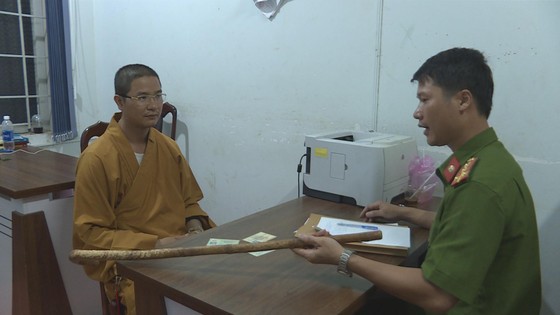 Nhà sư ngang nhiên đập ô tô vì không cho vượt ảnh 1