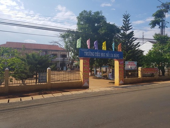 Cho thôi các chức vụ trong Đảng đối với Phó Bí thư Đảng ủy xã “rút ví” trúng má học sinh tiểu học ảnh 1