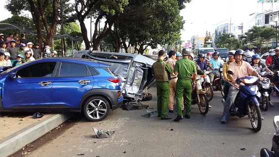 Xe ô tô tông liên hoàn, 5 người bị thương ảnh 1