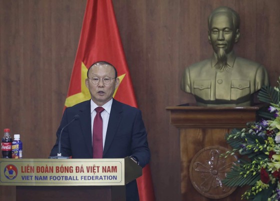 HLV Park Hang-seo: "trách nhiệm nặng nề hơn khi tái ký hợp đồng" ảnh 1