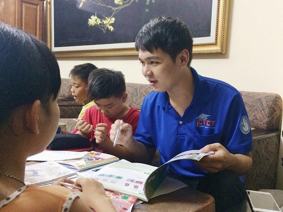 Những gia sư áo xanh mang con chữ đến trẻ em nghèo ảnh 2