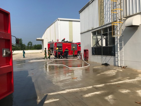 Cháy kho nhà máy bao bì, 2 công nhân bị ngạt khói ảnh 2