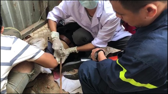 Một công nhân nguy kịch do thanh sắt dài 4m rơi trúng ảnh 2