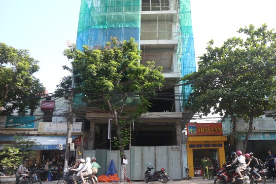 Một công nhân nguy kịch do thanh sắt dài 4m rơi trúng ảnh 1