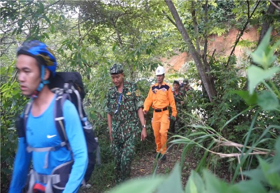 Triển khai tìm kiếm người nước ngoài nghi tự tử tại bán đảo Sơn Trà ảnh 1