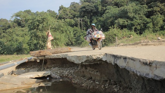 Hiểm nguy 'rình rập' người dân vùng biên giới Quảng Trị sau mưa lũ ảnh 1