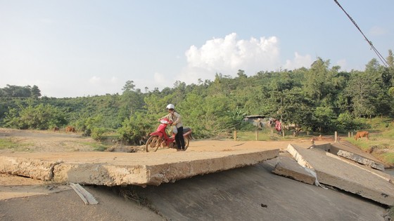 Hiểm nguy 'rình rập' người dân vùng biên giới Quảng Trị sau mưa lũ ảnh 2