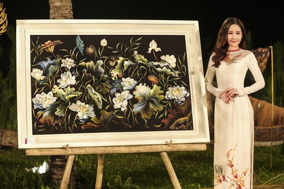 Trương Thị May hóa thành "cụ bà đẹp nhất thế giới" trong show diễn thời trang áo dài ảnh 10