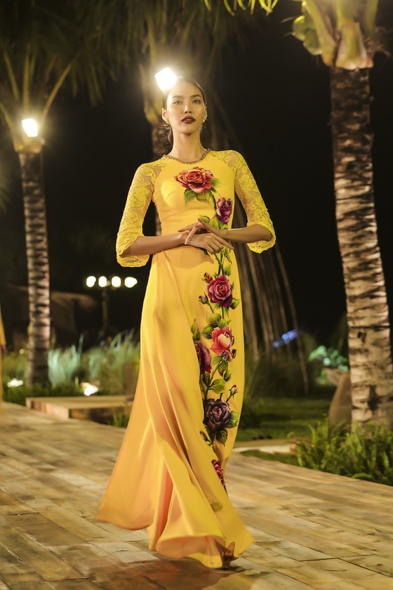 Trương Thị May hóa thành "cụ bà đẹp nhất thế giới" trong show diễn thời trang áo dài ảnh 4