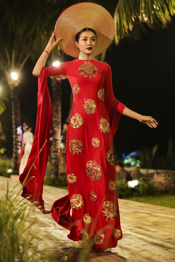 Trương Thị May hóa thành "cụ bà đẹp nhất thế giới" trong show diễn thời trang áo dài ảnh 5