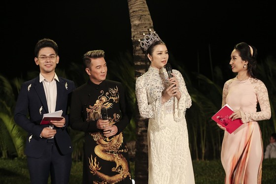 Trương Thị May hóa thành "cụ bà đẹp nhất thế giới" trong show diễn thời trang áo dài ảnh 9