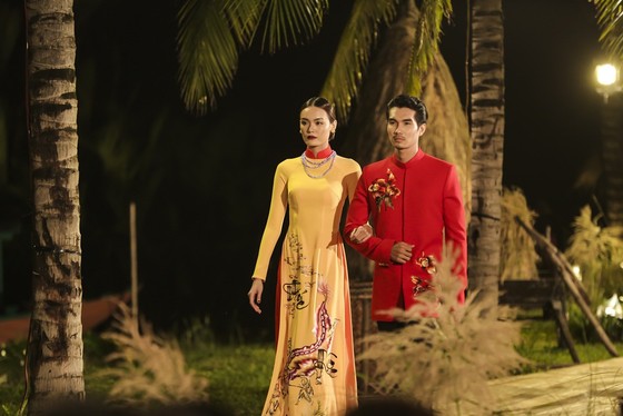 Trương Thị May hóa thành "cụ bà đẹp nhất thế giới" trong show diễn thời trang áo dài ảnh 8
