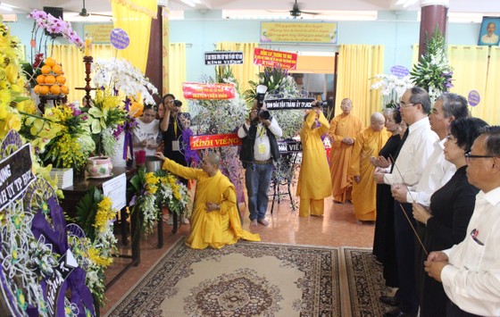 Lãnh đạo TPHCM viếng Ni trưởng Thích nữ Ngoạt Liên ảnh 1
