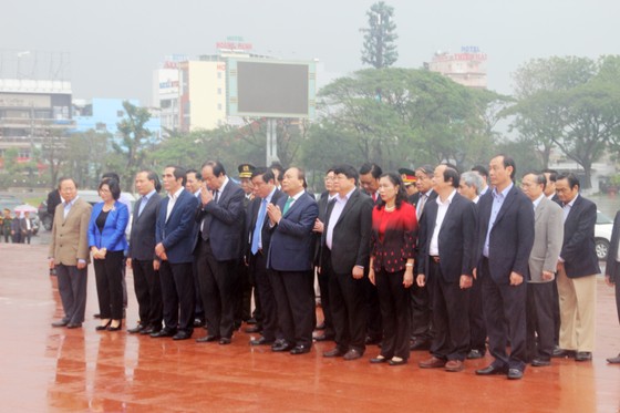 Thủ tướng dâng hoa tưởng niệm tại Tượng đài Nguyễn Sinh Sắc - Nguyễn Tất Thành ảnh 3
