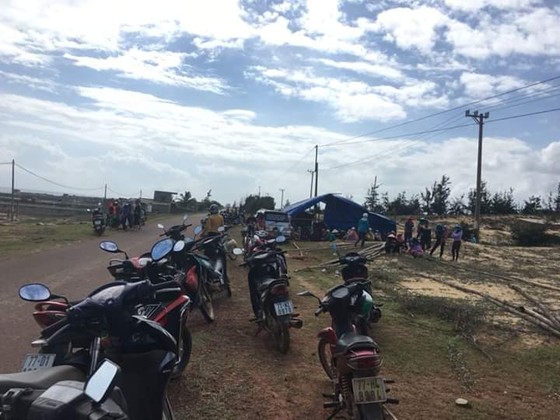 Dân tụ tập, chặn xe dịch vụ chở đoàn công binh đi rà phá bom mìn cho dự án điện mặt trời ảnh 3