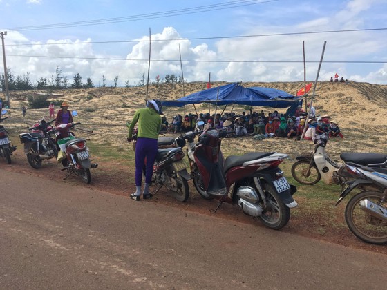 Dân tụ tập, chặn xe dịch vụ chở đoàn công binh đi rà phá bom mìn cho dự án điện mặt trời ảnh 1