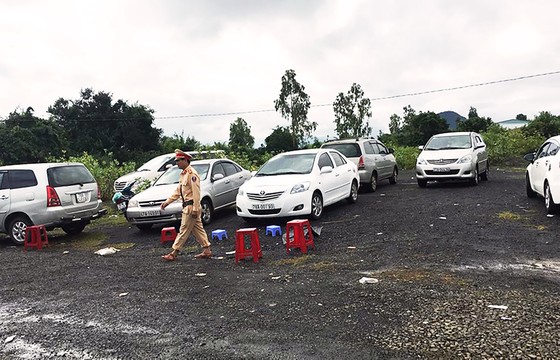 Phú Yên: Phát hiện vụ đánh bạc cực lớn, bắt 95 “con bạc”, tạm giữ 30 ô tô ảnh 5