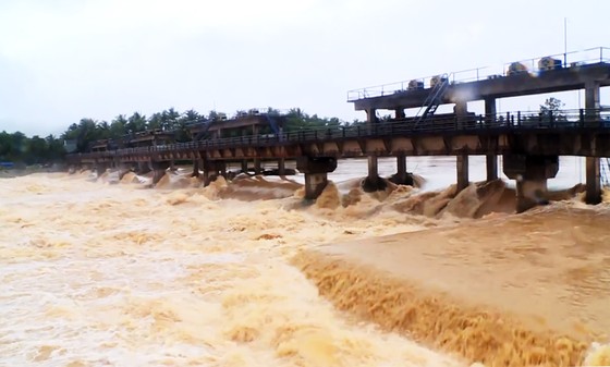 Giúp dân dọn lũ, 1 dân quân cơ động xã bị nước lớn cuốn tử vong ảnh 1