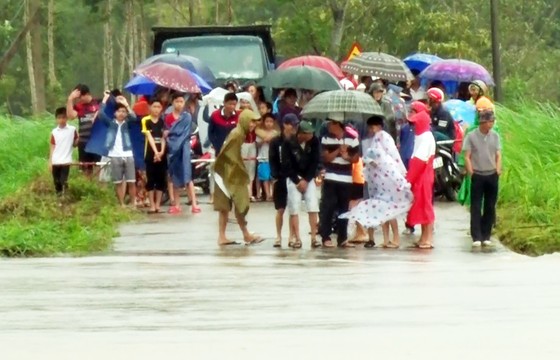 Cuối năm lũ vẫn đang “vây ráp” Phú Yên và Bình Định, 1 người chết vì lũ cuốn ảnh 2