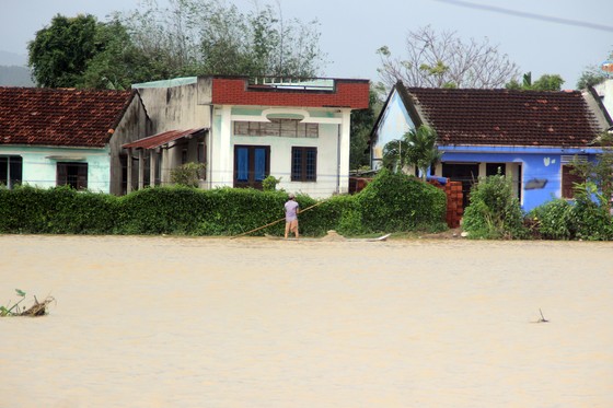 Cuối năm lũ vẫn đang “vây ráp” Phú Yên và Bình Định, 1 người chết vì lũ cuốn ảnh 3