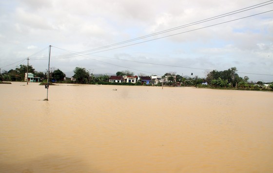 Cuối năm lũ vẫn đang “vây ráp” Phú Yên và Bình Định, 1 người chết vì lũ cuốn ảnh 10