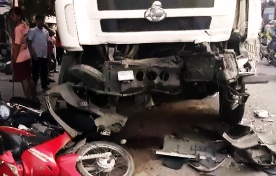 Xe tải tông liên hoàn, cuốn nát 3 chiếc xe máy ảnh 2